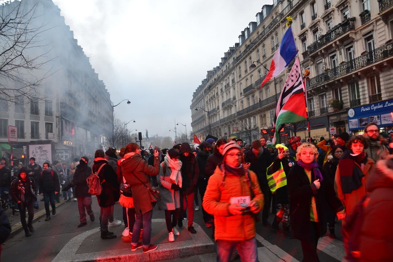 Greve-generale-2-Demonstranten-resistance-Revolte-Gilets-jaunes-Klassenbewusstsein-Klassenkampf-Klassenkluft-Kritisches-Netzwerk-Arbeiterklasse-Arbeitermassen