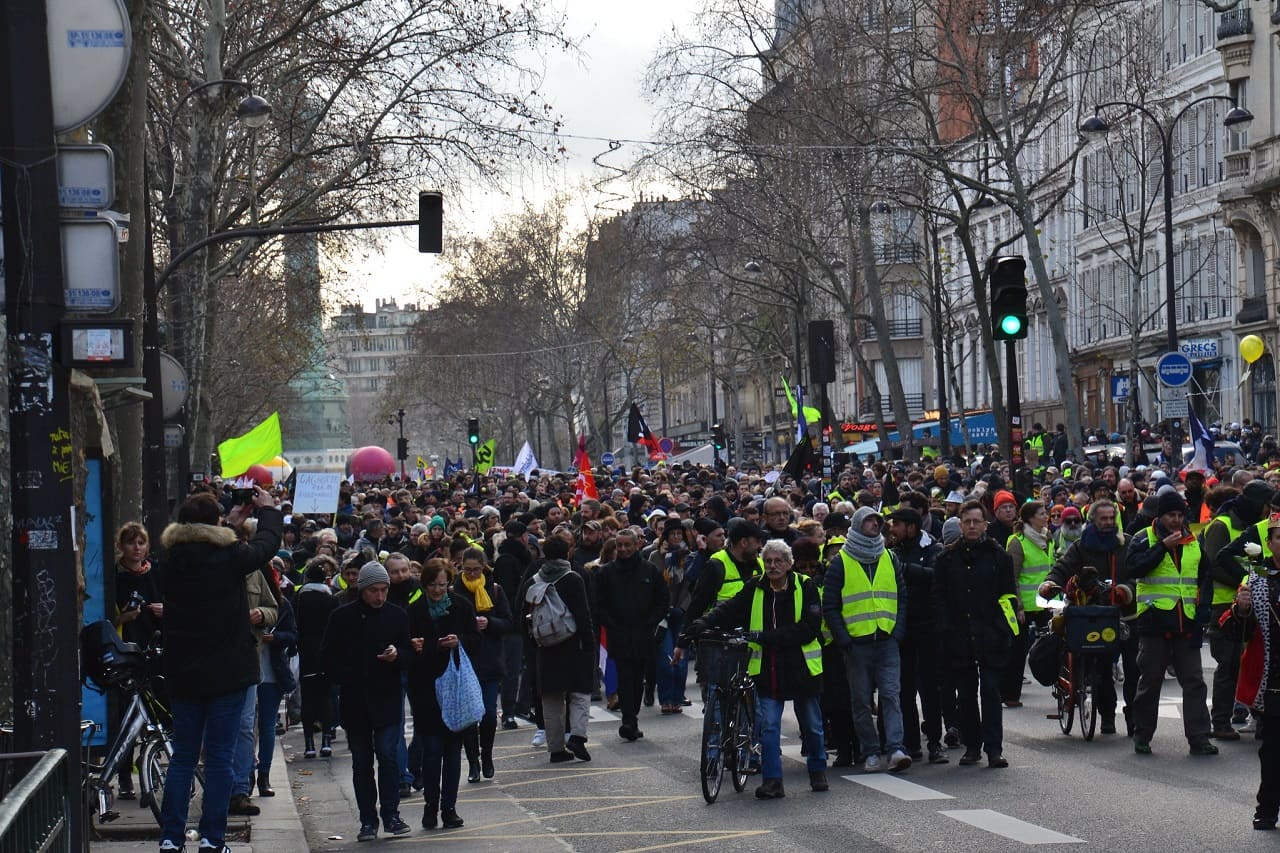 Greve-generale-4-Massenproteste-Gelbwesten-Paris-Gare-de-Lyon-Bastille-Republique-Rentenkuerzungen-mouvement-social-Kritisches-Netzwerk-Macronisme-Massenproteste