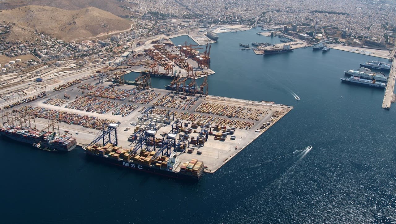 Hafen-von-Piraeus-Porto-del-Pireo-port-Containerterminal-container-terminal-conteneurs-Athens-Athen-Griechenland-Greece-Kritisches-Netzwerk-COSCO-China-Ocean-Shipping-Company