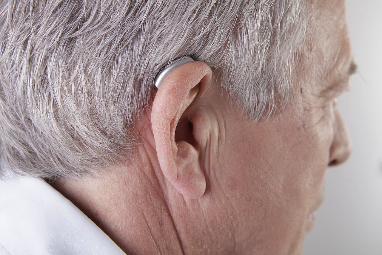 Hoergeraet_Hoerprobleme_Hoerfaehigkeit_Hoergeraetetechnik_Hoerbeeintraechtigung_Aussenohr_Hoerbehinderung_Schwerhoerigkeit_Hinter-dem-Ohr-Geraet-Kritisches-Netzwerk