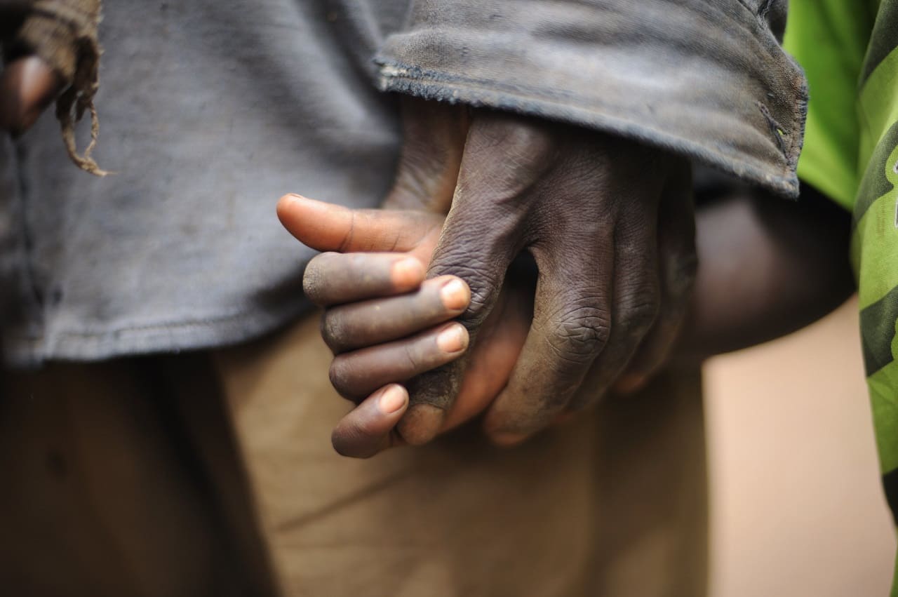 holding-hands-Haende-halten-Vater-Sohn-Beziehung-hold-by-the-hand-Afrika-Africa-Haendchenhalten-Kritisches-Netzwerk-Geborgenheit-Kinderhand-Kinderhaende