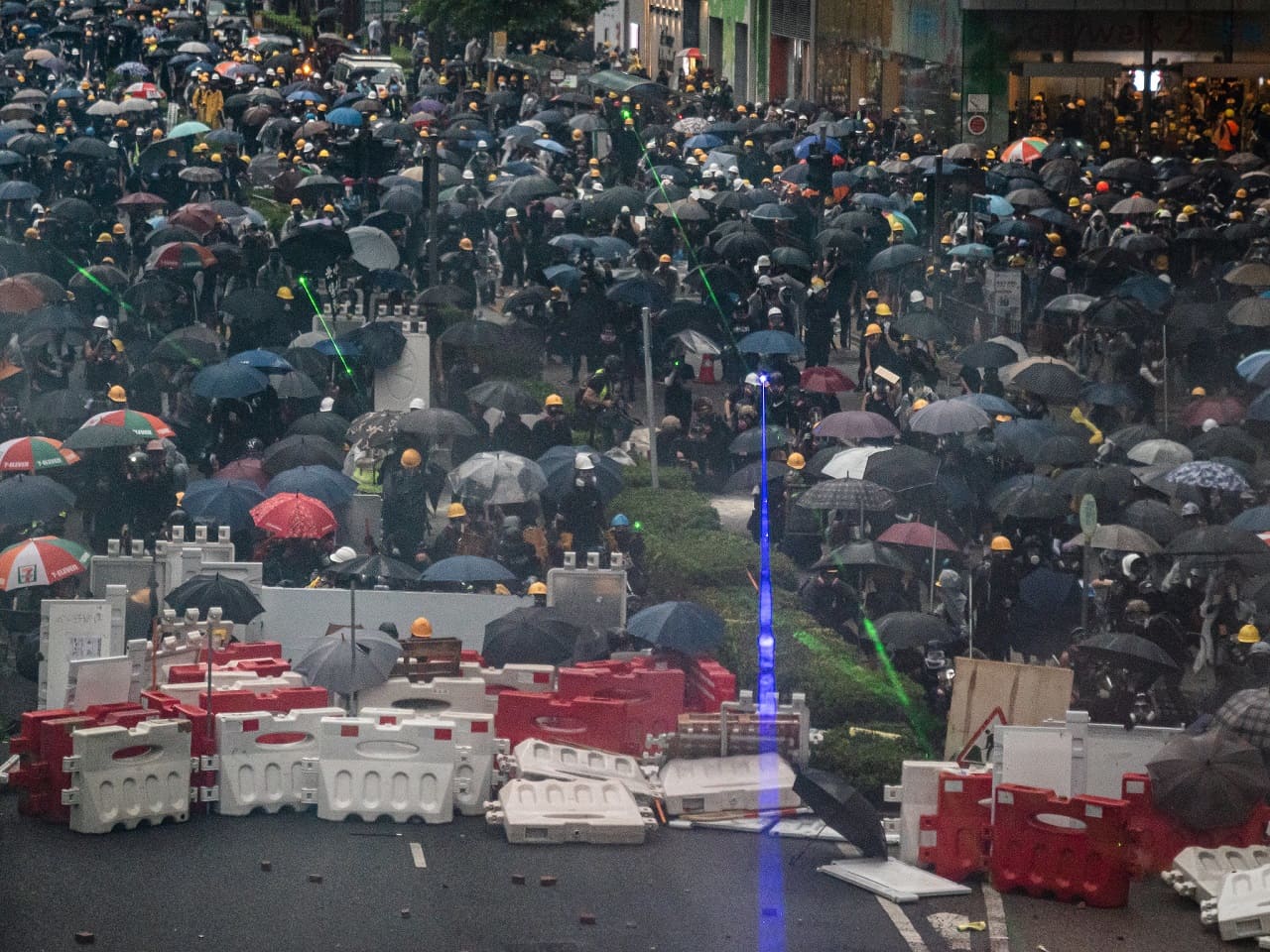 Hongkong-Barrikadenkampf-Regenschirm-Proteste-Regenschirmproteste-Regimegegner-Barrikaden-Buegerproteste-China-Kritisches-Netzwerk-Chinesen-Massenaufstand