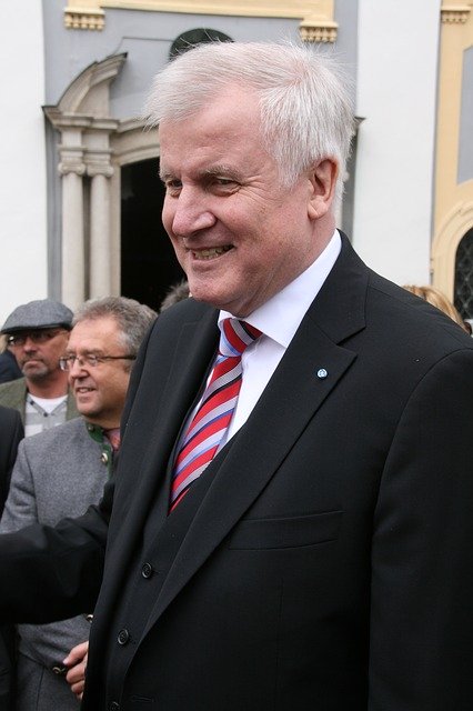 Horst-Seehofer-CSU-Bundesinnenminister-BMI-Migration-Migrationsfrage-Zuwanderung-Islam-Verfassungsschutz-Innenministerium-Kritisches-Netzwerk-Grenzschutz 