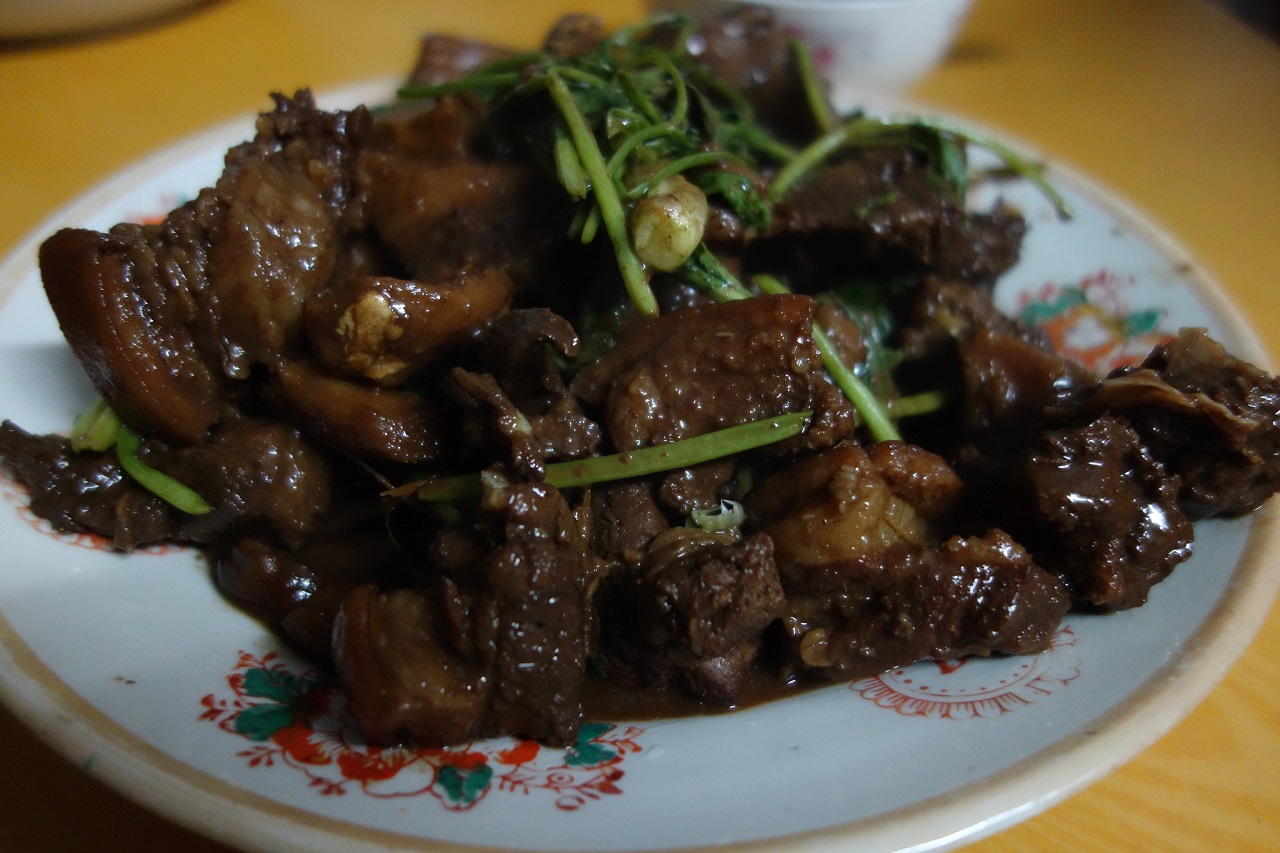 Hundefleisch-dog-meat-eater-butcher-Speisehund-Hundegericht-Kritisches-Netzwerk-Vietnam-Hunderestaurant-Hundeteile-Hundefarmen-Hundefleischgerichte