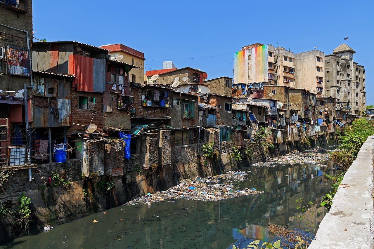 Indien-Slum-Dharavi-Station-Mahim-Junction-Mumbai-Armenviertel-Elendsviertel-Kritisches-Netzwerk-Massenarmut-Verelendung-Ausbeutung-Gesundheitsversorgung-Scheduled-Tribes