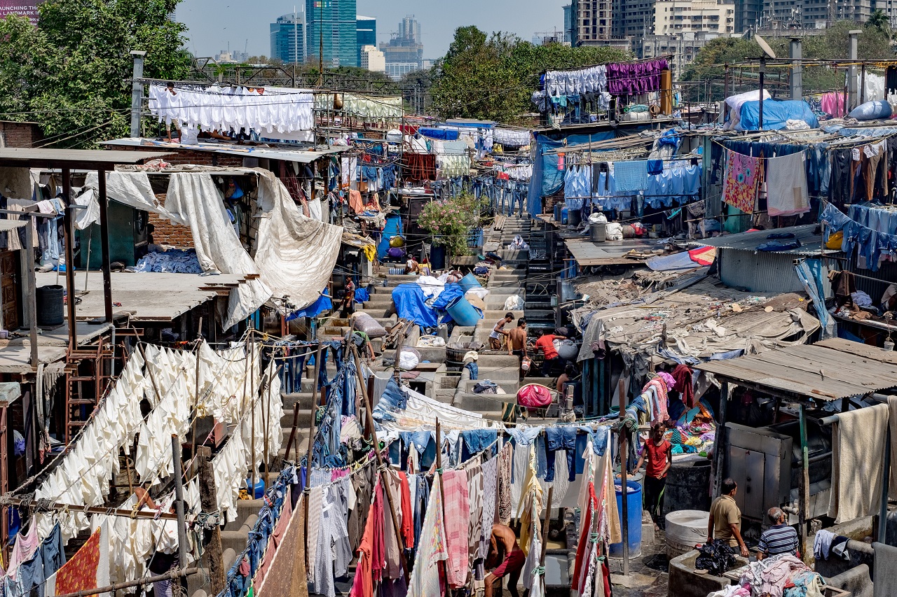 Indien-Dhobi-Ghat-Open-Air-laundromat-Mumbay-Slum-India-Waescherei-Kritisches-Netzwerk-Kaste-Kastensystem-Untermenschen-Unterprivilegierte-Armenviertel-Ausbeutung
