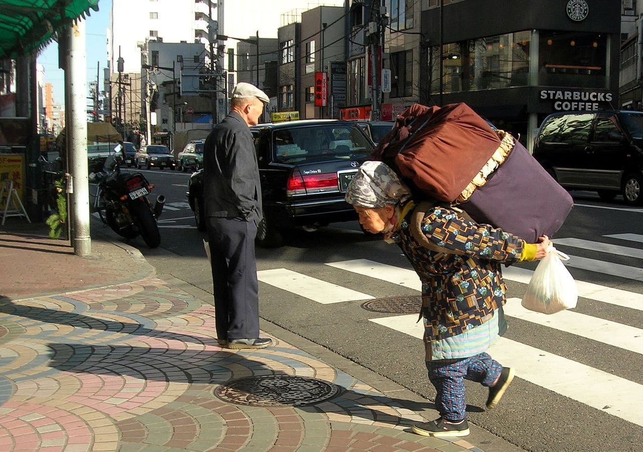 Japan-Japanese woman-Erschoepfungstod-Ueberalterung-Karoshi-Ueberarbeitung-Vergreisung-Altersarmut-Altersarmut-Kritisches-Netzwerk-Nippon-Sozialfall-Hibakusha-Tod-durch-Ueberarbeiten