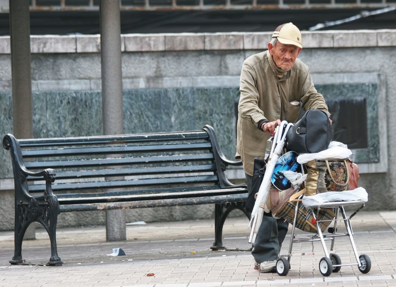 Japan-Renter-Obdachlose-Ueberalterung-Vergreisung-Vereinsamung-Sozialstruktur-Altersarmut-Knast-statt-Pflegeheim-Kritisches-Netzwerk-Nippon-Sozialfall-Kriminalitaetsrate-Hibakusha