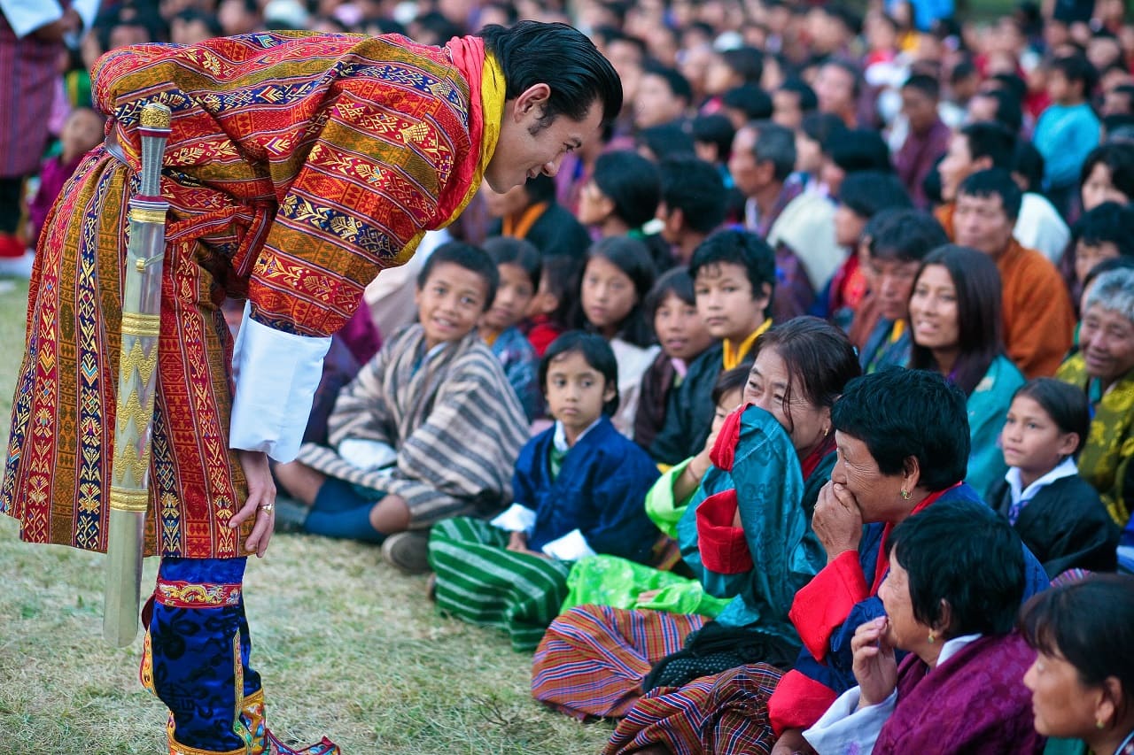 Jigme-Khesar-Namgyel-Wangchuck-Gesar-Namgyel-Wangchug-Jetsun-Pema-Bhutan-Kritisches-Netzwerk-Bruttoinlandsprodukt-Bruttonationalglueck-Druk-Gyalpo