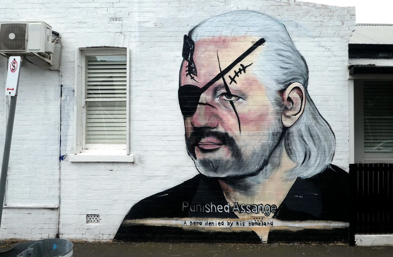 Julian-Assange-Enthuellungsplattform-WikiLeaks-whistleblower-whistleblowing-extradition-Staatsfeind-Australia-Kritisches-Netzwerk-Auslieferung-Ecuadorian-embassy-Landesverraeter