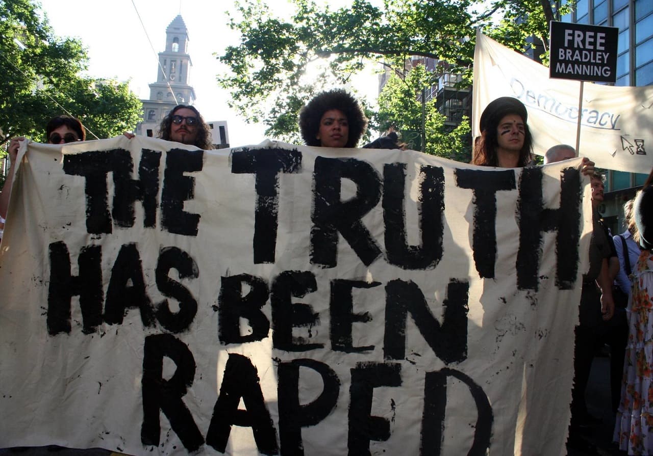 Julian-Assange-The-truth-has-been-raped-Wikileaks-investigativer-Journalismus-Investigativjournalismus-Kritisches-Netzwerk-war-crimes-Kriegsverbrechen