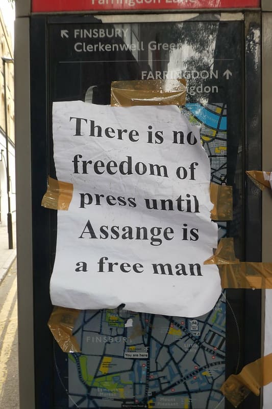 Julian-Assange-There-is-no-freedom-of-press-until-Julian-Assange-is-a-free-man-Kritisches-Netzwerk-Pressefreiheit-presstitutes-Pressehuren-Medienhuren-WikiLeaks