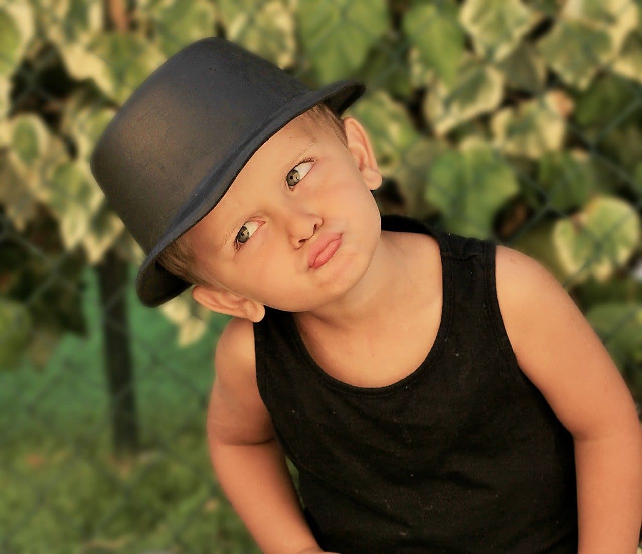 Junge-Grimasse-Albernheiten-Frohnatur-Kaspereien-Clown-Spass-Kritisches-Netzwerk-kindliche-Lebensfreude-Ausgelassenheit-Unbeschwertheit-Einschmeicheln-Kinder