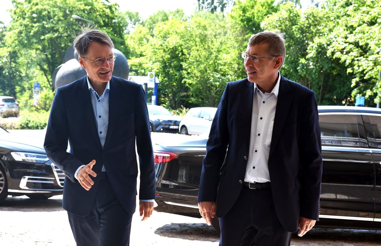 Karl-Lauterbach-Klaus-Cichutek-Paul-Ehrlich-Institut-PEI-Pharmalobbyist-BIG-PHARMA-mRNA-Versuchswirkstoff-Genspritze-Bundesverdienstkreuz-Kritisches-Netzwerk