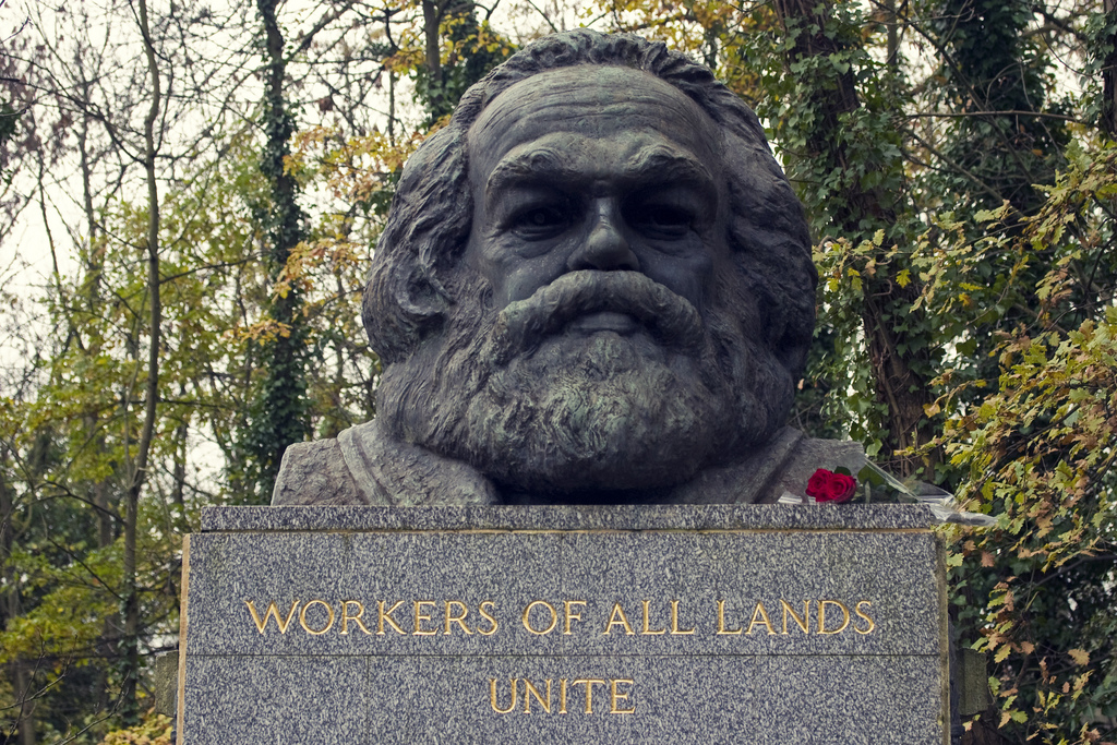 karl_marx_workers_of_all_lands_unite_trier_highgate_cemetry_london_jenny_das_kapital_kapitalismus_capitalism_kritisches_netzwerk.jpg