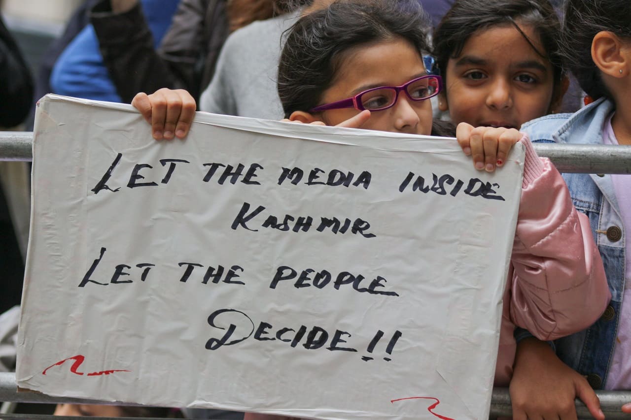 Kashmir-5-media-LET-THE-PEOPLE-DECIDE-Kaschmir-totalitaere-Diktatur-Elitendemokratie-Fassadendemokratie-Repression-Menschenrechtsverletzung-Despotie-Despotismus-Staatsterror