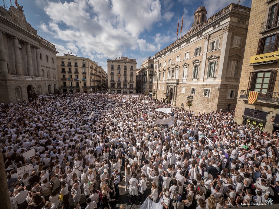 katalonien_14_unabhaengigkeitsgegner_gegenbewegung_spanier_spanien_hablamos_democracia_independencia_autonomia_llibertat_catalunya_catalonia_bankensektor_kritisches_netzwerk.jpg