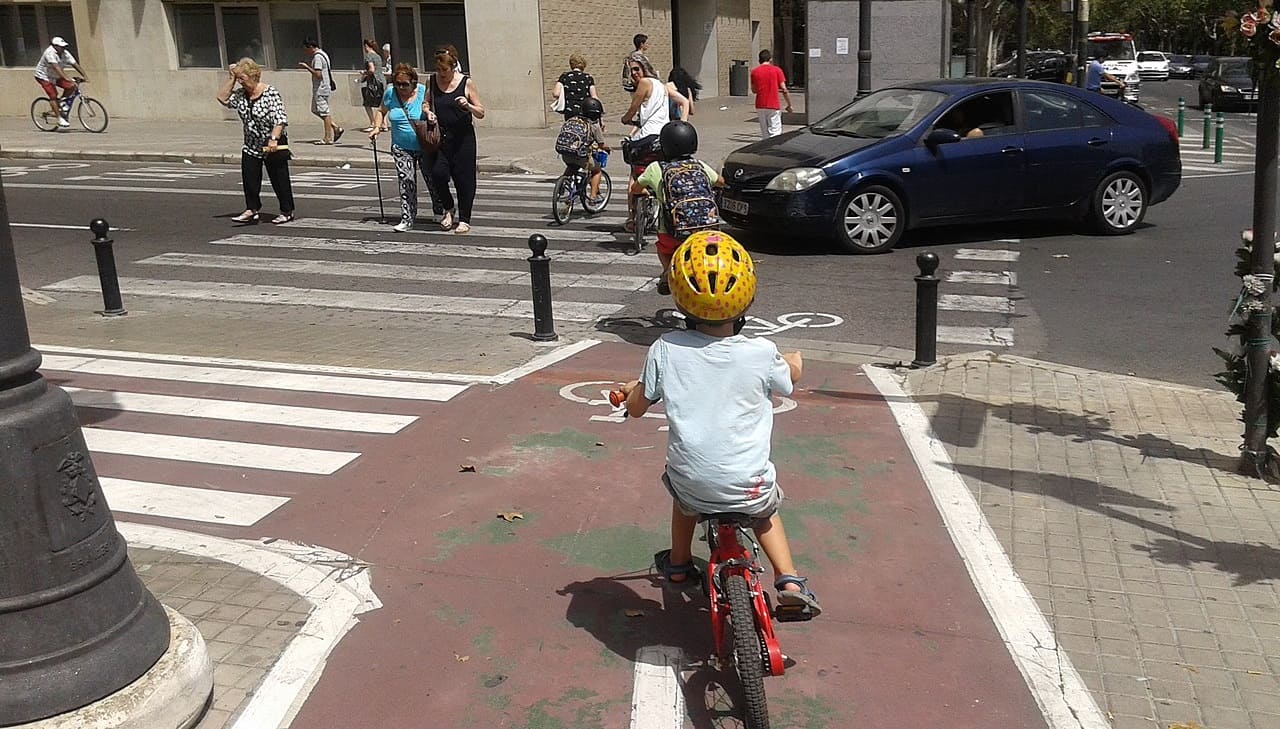 Kinder-Kinderhelme-Strassenkreuzung-Helmpflicht-Radfahren-Radfahrer-Radunfaelle-Kopfschutz-Kopfverletzungen-Kritisches-Netzwerk-Verletzungsgrad-Fahrradhelm
