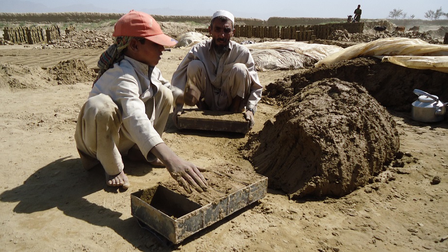 kinderarbeit_brick_kiln_workers_bondes_slaves_ausbeutung_exploitation_child_labour_kritisches_netzwerk_moderne_schuldknechtschaft_obnoxiation_debt_bondage_slavery_zwangsarbeit.jpg