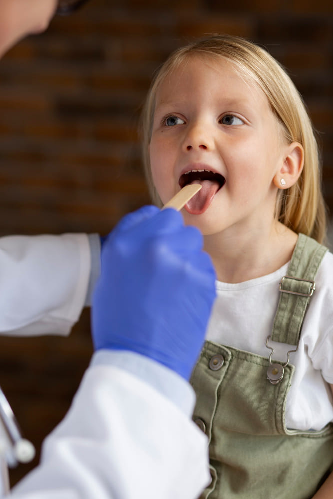 Kinderarzt-Holzmundspatel-Mundspatel_HNO-Aerzte-Atemstoerungen-Kinderatmung-Luftwegverengung-Mundraum-Nasenatmung-Rachenraum-Kritisches-Netzwerk