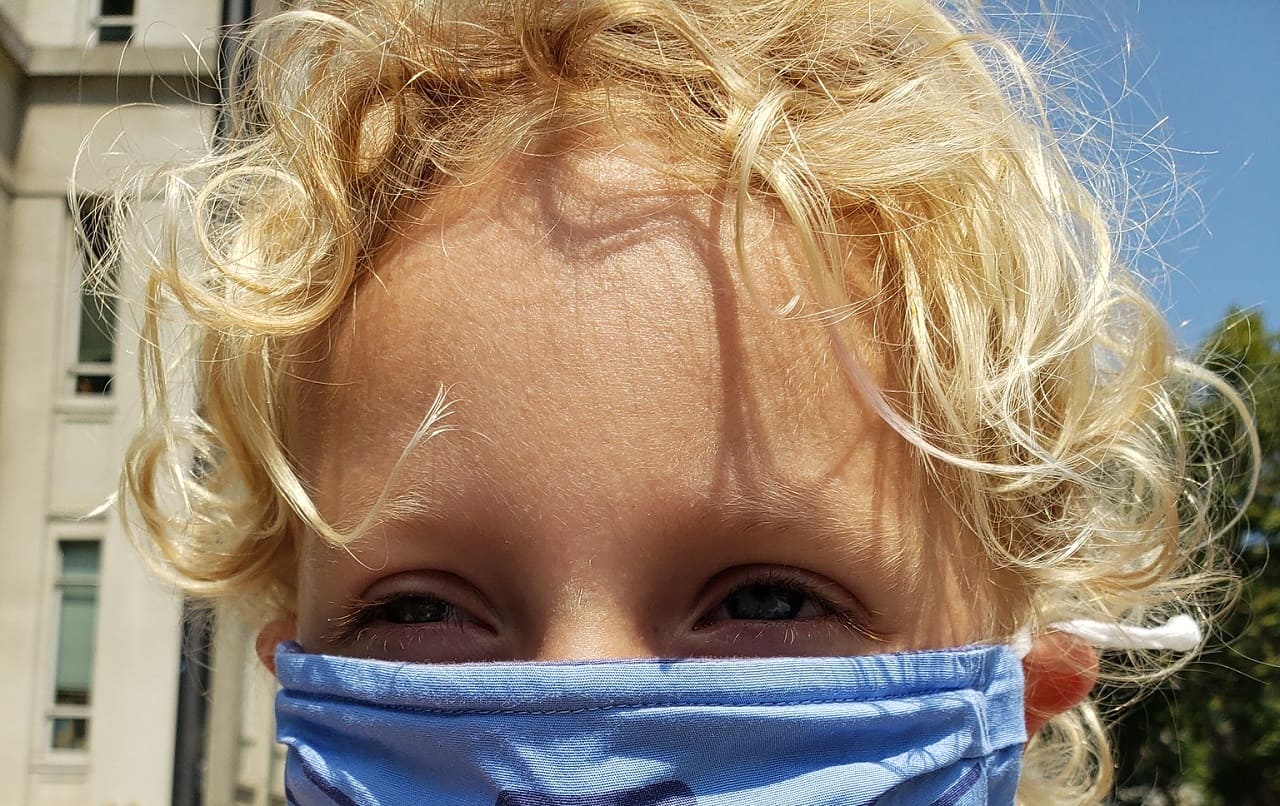 Kindergesichtsausdruck-Gesichtsausdruck-Gesichtsmimik-Atemnot-Einatmungsluft-Rueckatmung-Maskentragen-Kritisches-Netzwerk-Seelendeformation-Seelendeformierung