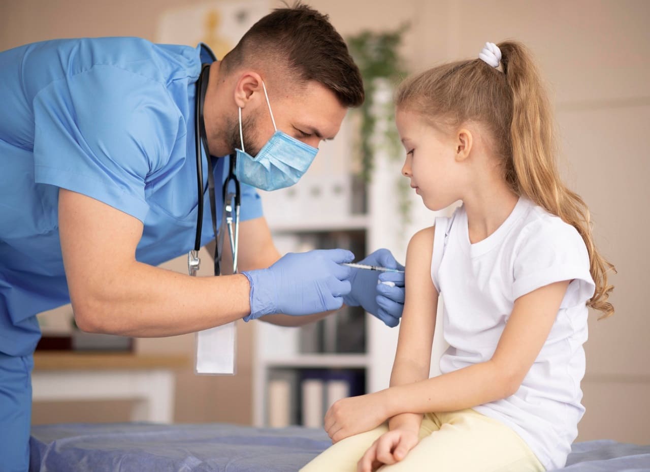 Kinderimpfung-Comirnaty-genbasierte-Injektion-gentechnisch-modifizierte-veraenderte-Organismen-GMO-GVO-Masketragen-Kritisches-Netzwerk-Impfschaeden-Impffolgen