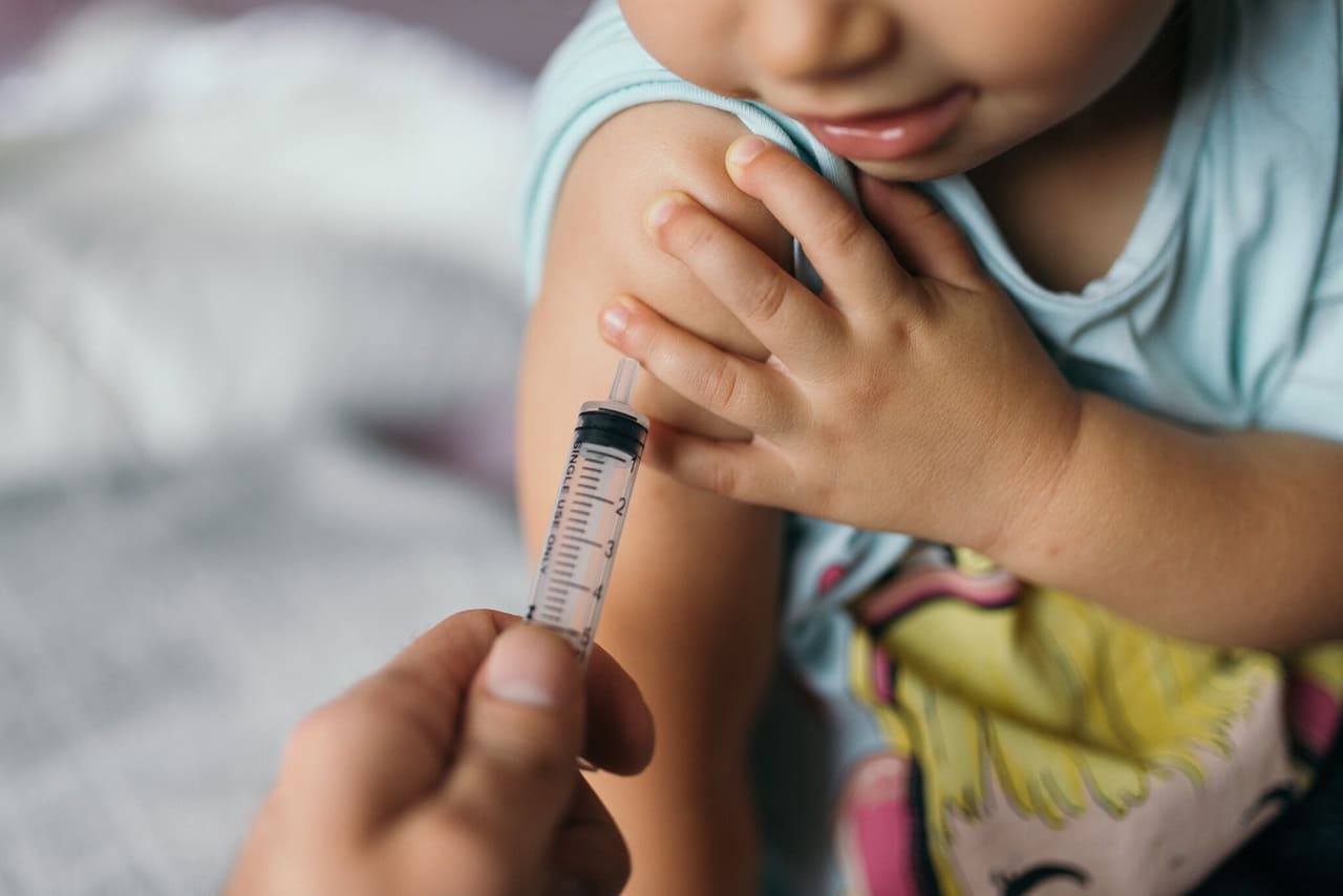 Kinderimpfzwang-Kinderzwangsimpfung-Dreifachimpfung-Masernimpfung-Masernimpfzwang-Impfkomplikationen-Impfrisiken-Impfschaeden-Kritisches-Netzwerk-Monoimpfstoff