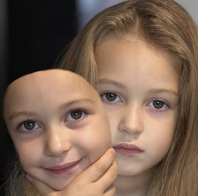 Kinderlachen_Kinderlaecheln_Traurigkeit_Kinderpsyche_Kindheitstrauma_Kindheitserlebnisse_Kinderdepression_Kinderaengste_Gesichtsmaske_Kinderseele_Kindertraurigkeit_Kritisches-Netzwerk