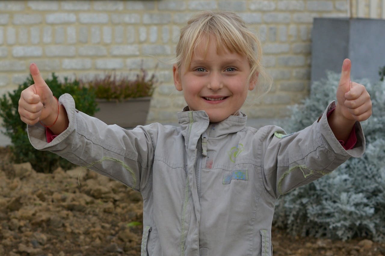 Kinderlachen_lachendes_Kind_Kindeswohl_Kinderbeduerfnisse_Aufmerksamkeitsbeduerfnis_Zuwendungsbeduerfnis_Kinderseele_Kinderglueck_Kritisches-Netzwerk