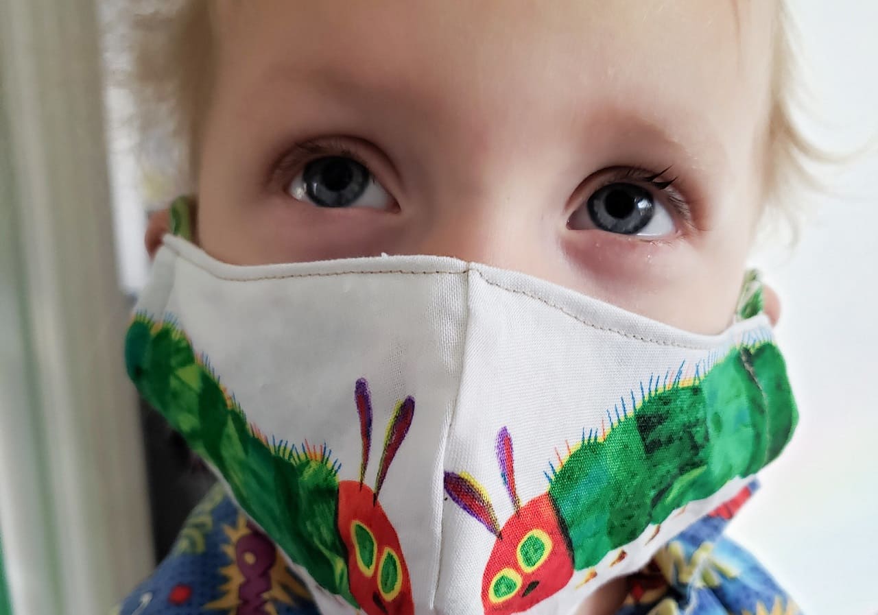 Kinderquaelerei_Maskenidiotie_Maskenzwang_Kinderfolter_Kinderleid_Maskenschaedlichkeit_Kinderlungenvolumen_Entwicklungstraumata_Rueckatmung_Kritisches-Netzwerk