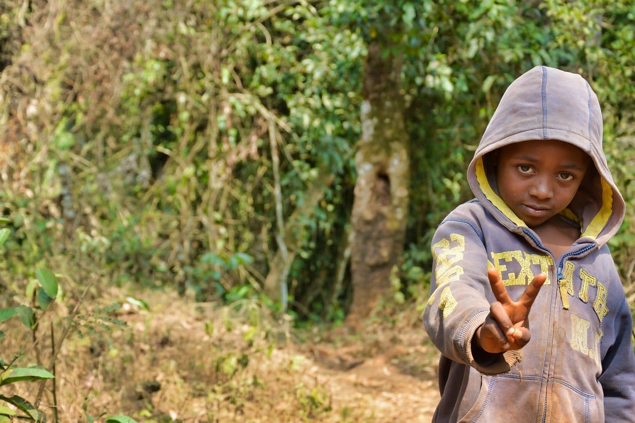 Kinderrechte-Afrika-wird-armregiert-Kinderarmut-Geburtenrate-Sterberate-Kamerun-Cameroon-Subsahara-Afrika-Massenarbeit-Kritisches-Netzwerk-Kindersterblichkeit