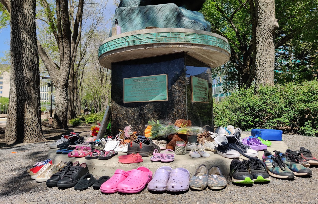 Kinderschuhe-Kindermorde-Kindermassengraeber-Kanada-Kindergraeber-Kirchenkriminalitaet-Kritisches-Netzwerk-Kinderfolter-Retraumatisierung-Missionsschulen