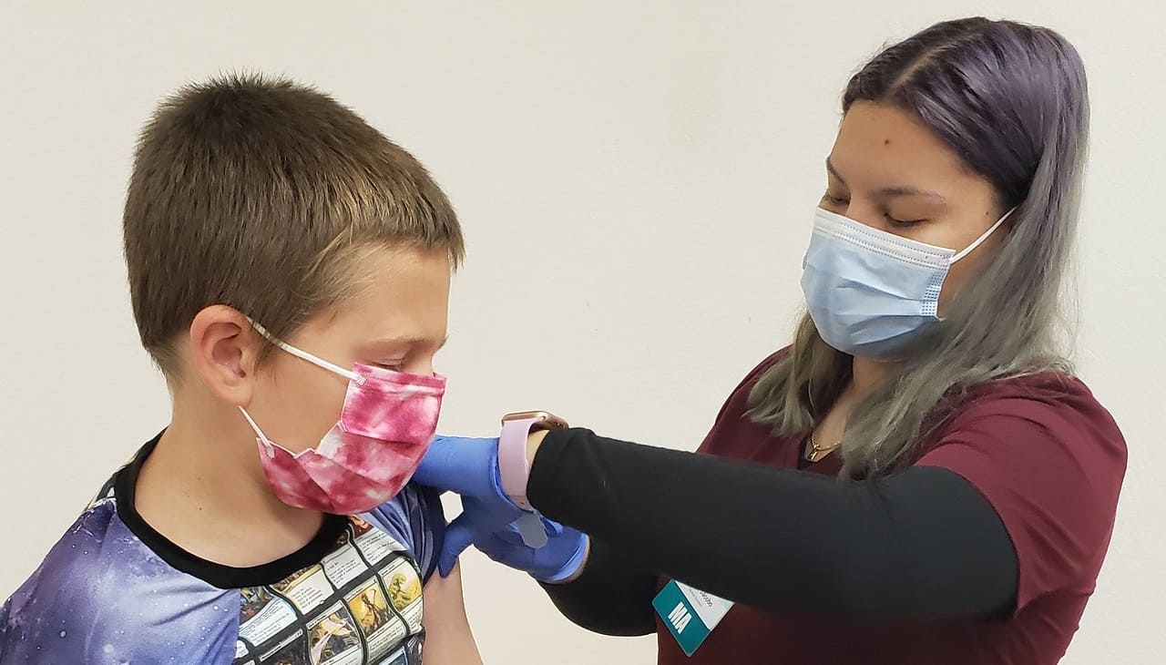 Kinderspritzung-Gesundheitsgefaehrdung-Gesundheitszerstoerung-genbasierte-Injektion-Substanz-gentechnisch-modifizierte-Organismen-Kritisches-Netzwerk-Impfschaeden