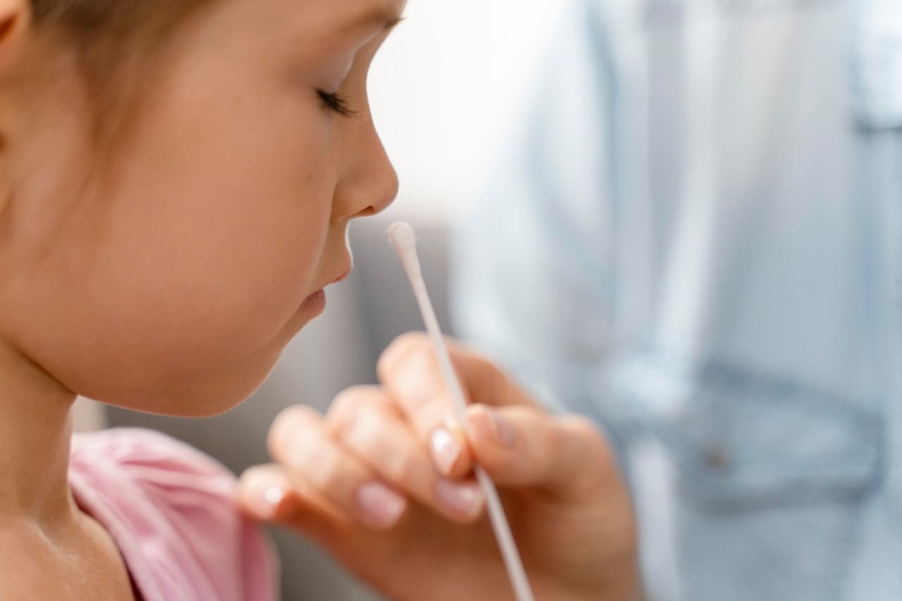 Kindertests Corona Kinderquaeler Kinderquaelerei Kinderschleimhaeute PCR Schnelltest Selbsttest Testpflicht Testrisiken Testzwang Zwangstesten Zwangstests Kritisches-Netzwerk