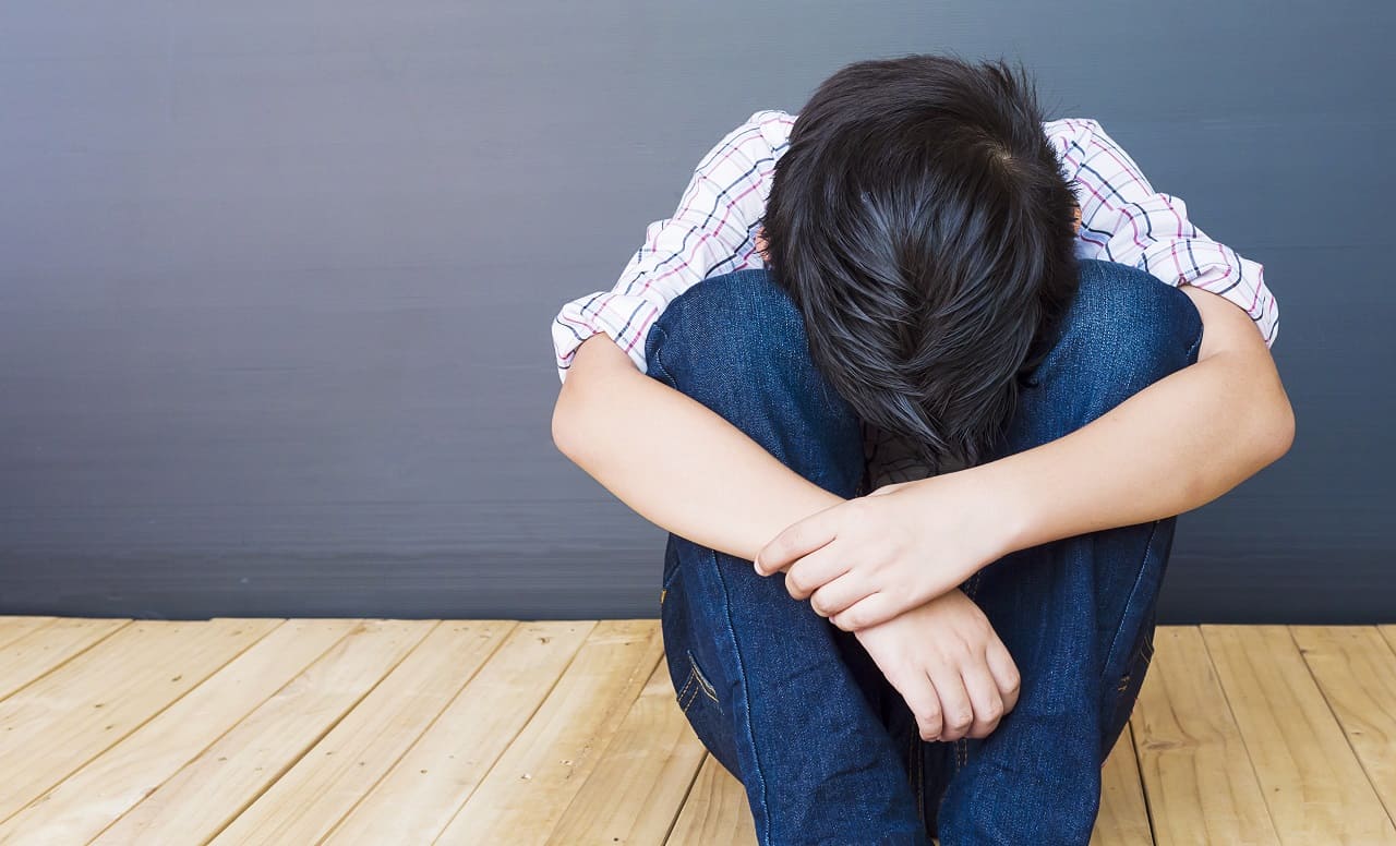 Kindertraurigkeit-Kinderaengste-Opferbeschuldigung-Opfer-Taeter-Umkehr-Schuldzuweisung-Kindesgefaehrdung-Traumatisierung-Verhaltensauffaelligkeiten-Kritisches-Netzwerk