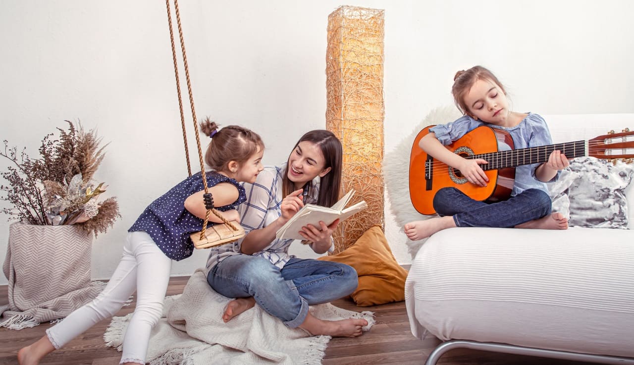Kindesentwicklung-Konzept-der-Freundschaft-Familie-der-Kinder-Kritisches-Netzwerk-haeusliche-Beschulung-haeuslicher-Unterricht-Hausunterricht-Heimlernen-Heimunterricht