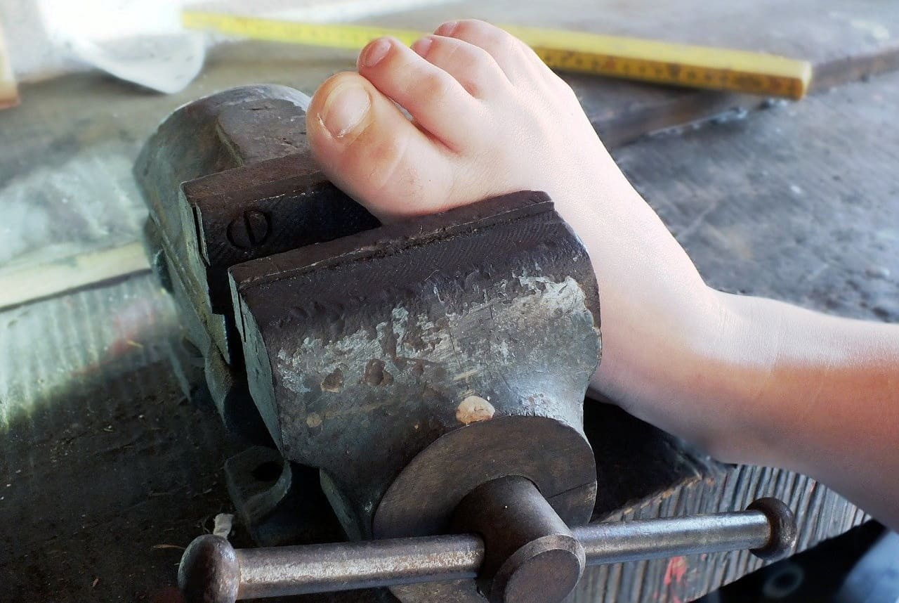 Kindesmisshandlung-Kinderfolter-Kindesfolter-Kinderqualen-Kinderquaelerei-Misshandlung-von Schutzbefohlenen-Kritisches-Netzwerk-Traumatisierung-weisse-Folter