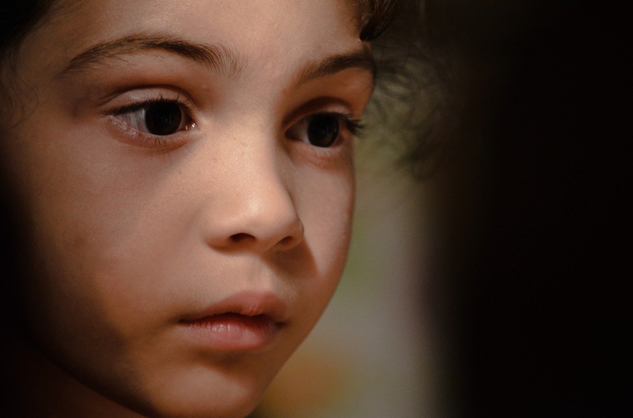 Kindliches-Seelenleben-Traurigkeit-emotionale-Vernachlaessigung-Missachtung-Kindheitserlebnisse-Angst-Elterngewalt-Gewalterfahrung-Kritisches-Netzwerk-Seelendeformation