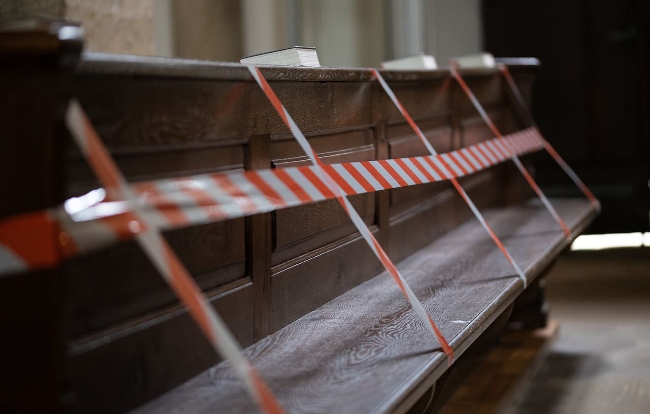 Kirchenschliessungen_Coronamassnahmen_Kirchenaustritte_Kirchenausschluesse_Religionsfreiheit_Gottesdienstverbot_Versammlungsverbot_Corona_Kritisches-Netzwerk