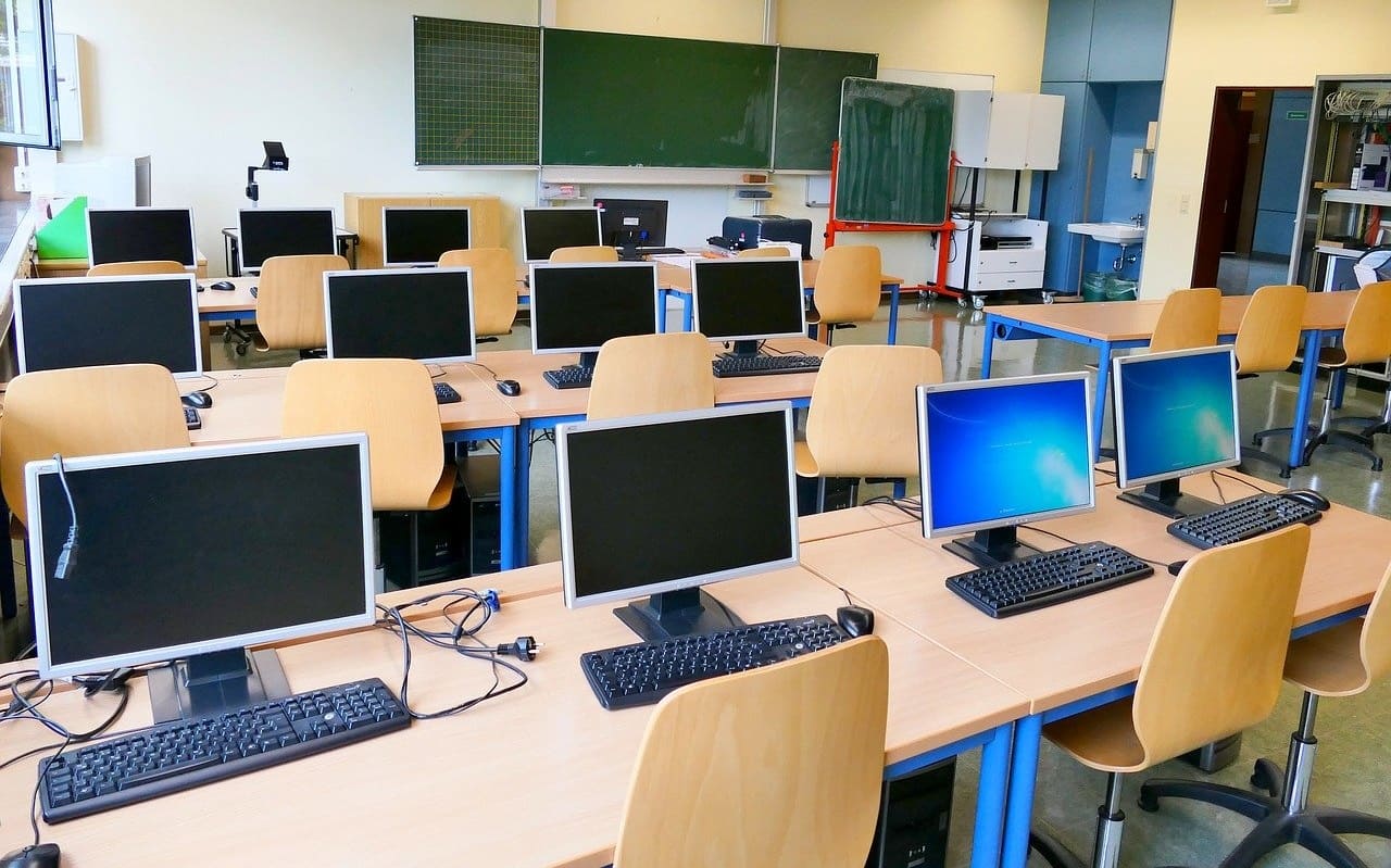 Klassenzimmer-Digitalisierung-digitale-Bildung-Verdummung-Kritisches-Netzwerk-Unterrichtsinhalte-Kindesmanipulation-Kindespraegung-Schonraum-Schule-Bildungsluege