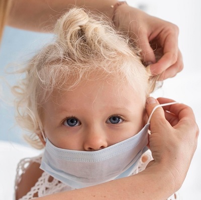 Kleinkind_Gesichtsmaske_Kindeswohlgefaehrdung_Kindermasken_Rueckatmung_Kinderlungen_Atemfrequenz_Atemtiefe_Atemzugsvolumen_Einatmungsluft_Kritisches-Netzwerk