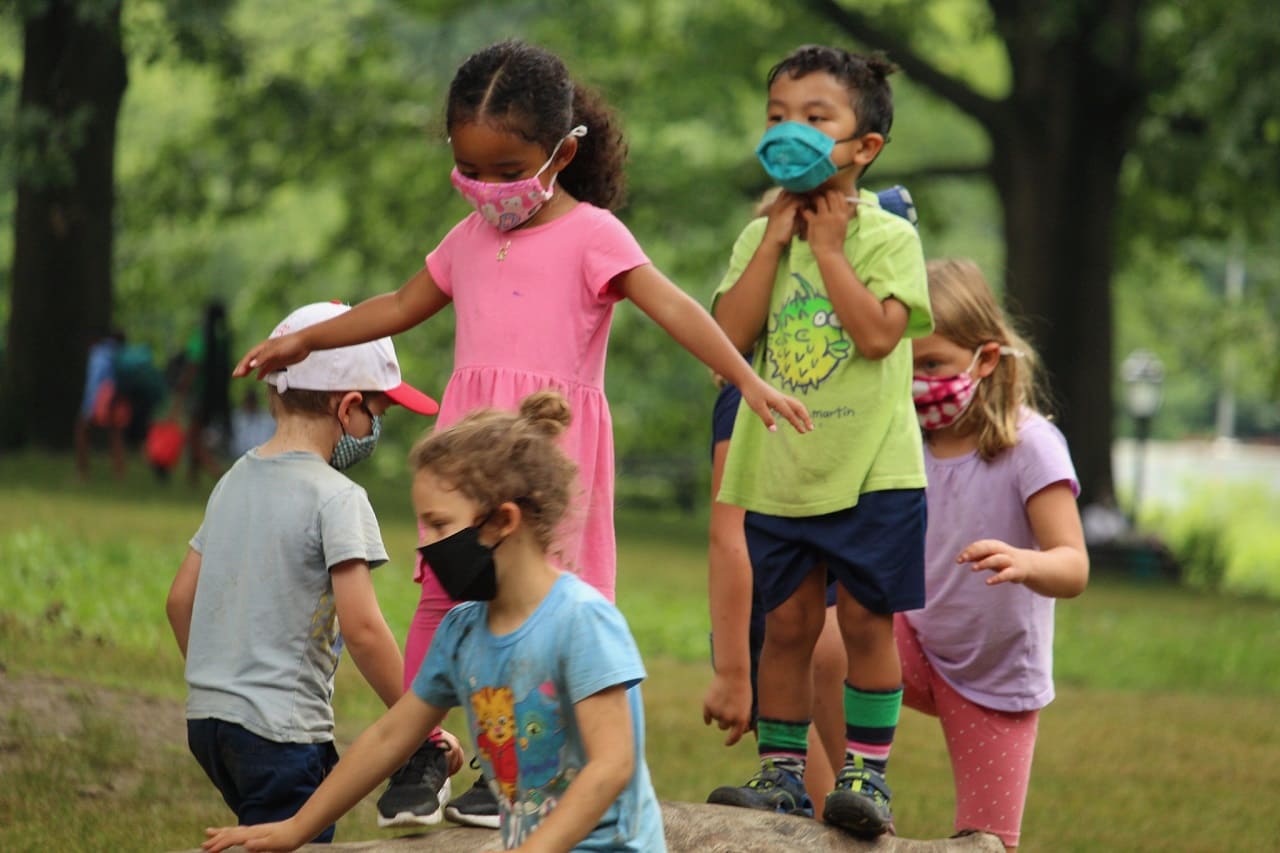 Kleinkinder-Bewegungsdrang-Koerpergefuehl-Maskengeneration-Spieltrieb-soziale-Naehe-Kritisches-Netzwerk-Grobmotorik-Feinmotorik-Mund-Nasen-Bedeckung-Kindeswohl