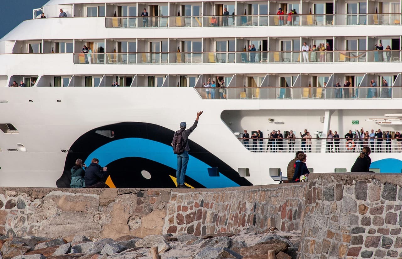 Kreuzfahrtschiff_Luxusdampfer_Luxuskahn_Hochseekreuzfahrtschiff_Komfortkreuzfahrtschiff_Luxusliner_Megaschiffe_Traumschiff_Kritisches-Netzwerk