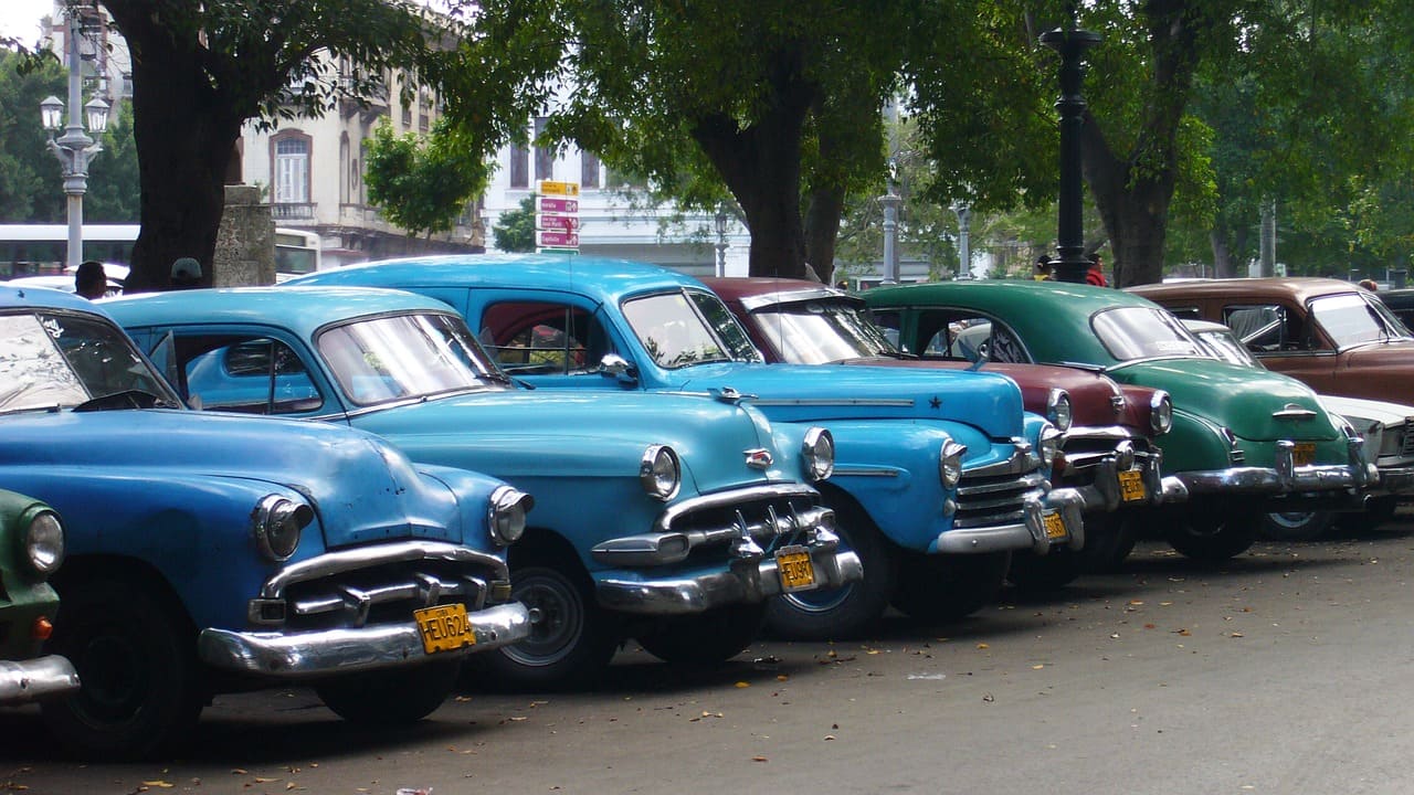 Kuba-Uraltkarossen-Cuba-coches-antiguos-US-Strassenkreuzer-Klassiker-Saurier-Amischlitten-Prachtkarossen-40er-50er-Kritisches-Netzwerk-Chevy-Buick-Dodge-Plymouth-Cadillac