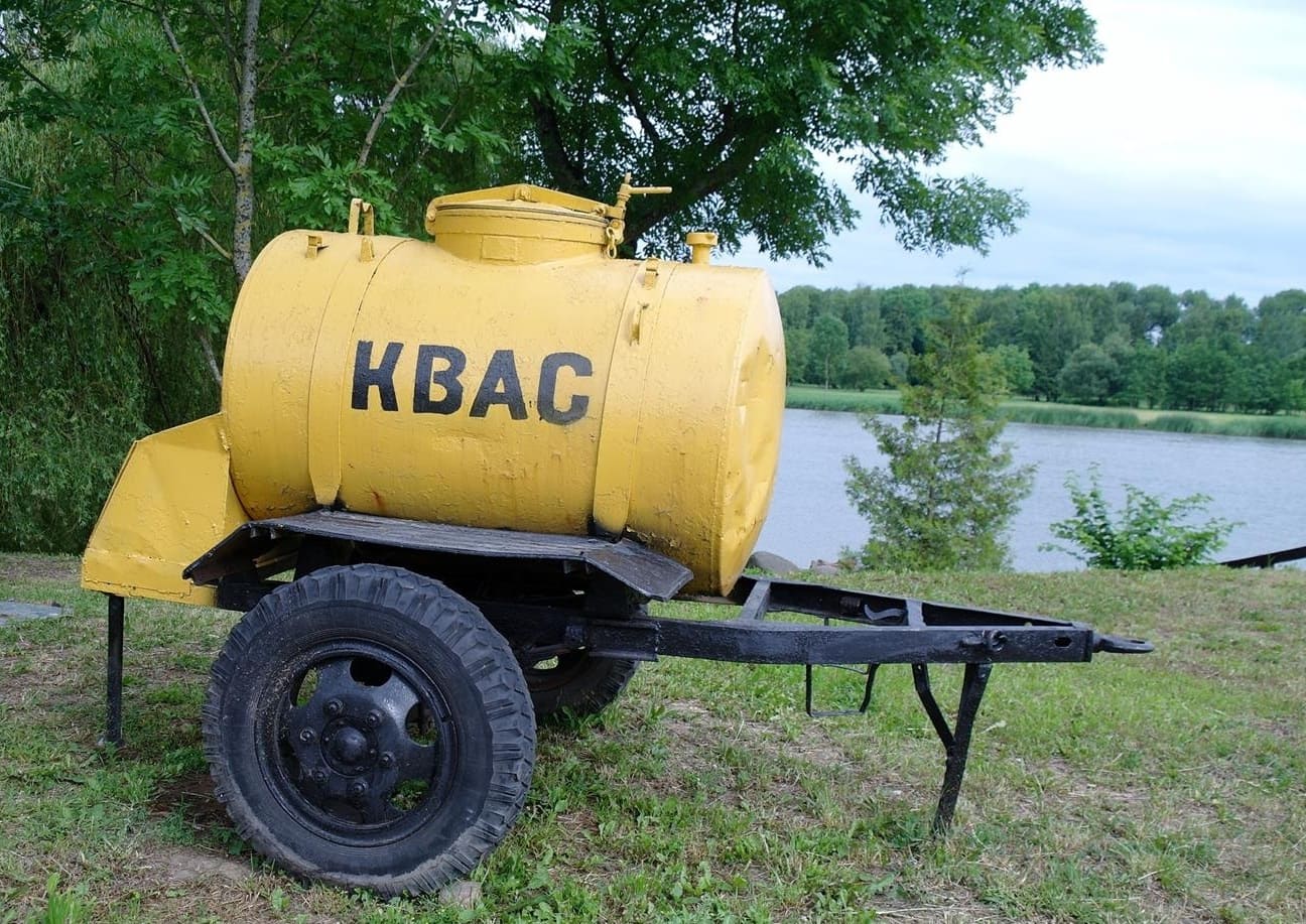 Kwas-Kwass-Kvass-barrel-Brotgetraenk-Brottrunk-Brotbier-Brot-Brotsaeure-Russland-Ukraine-Tankwagen-Kritisches-Netzwerk-saurer-Trank-Gegorenes-Nationalgetraenk