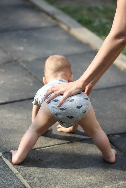 Laufenlernen-Laufen-lernen-Baby-Kleinkind-Sitzen-Krabbeln-Kinder-Balance-Koerpergefuehl-Kritisches-Netzwerk-erste-Schritte-Motorik-Bewegungsentwicklung-Bewegungsdrang
