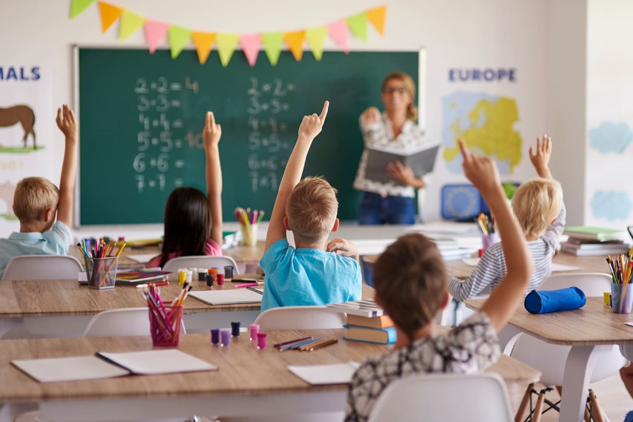 Lehrermangel_Praesenzunterricht_Schulunterricht_Lernrueckstaende_Lehrernotstand_Lehrkraeftemangel_Bildungskahlschlag_Bildungsmisere_Bildungsnotstand_Kritisches-Netzwerk