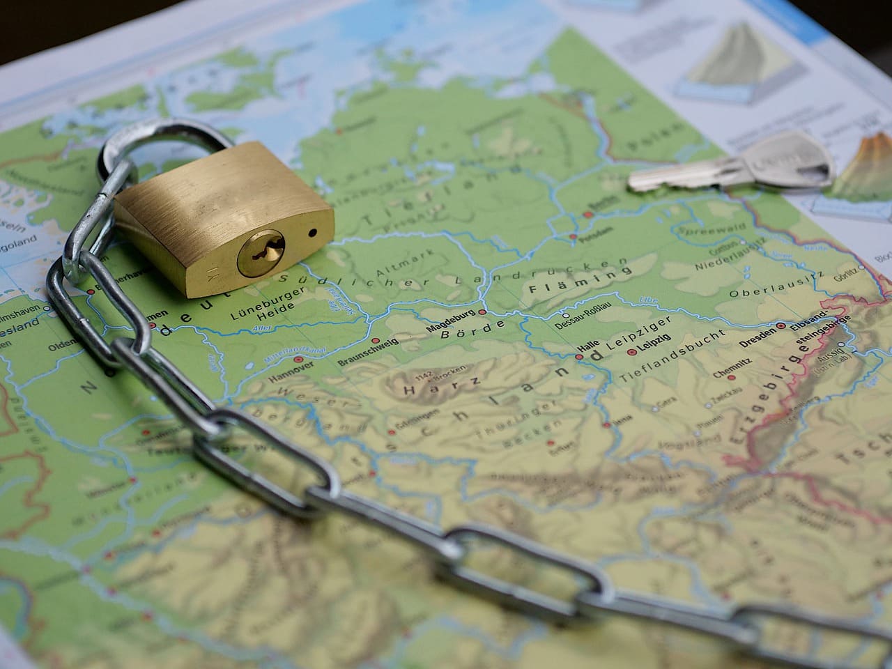 Lockdown-Bundeslockdown-Bundesnotbremse-Brueckenlockdown-Komplettlockdown-Shutdown-Ausgangsbeschraenkungen-naechtliche-Ausgangssperren-Kritisches-Netzwerk