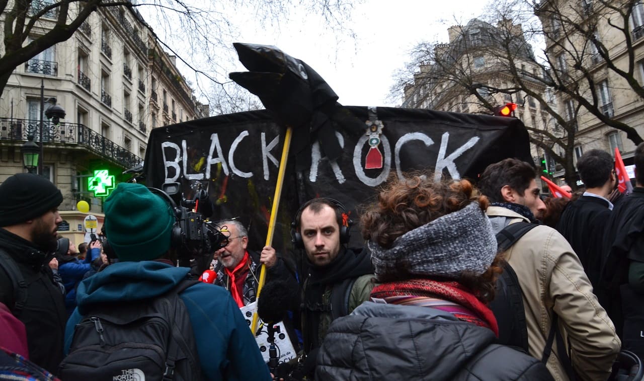Macronie-BlackRock-defense-des-retraites-banderoles-syndicales-politiques-neoliberalisme-Neoliberalismus-Gilets-jaunes-Kritisches-Netzwerk-Macronisme-resistance-Frankreich