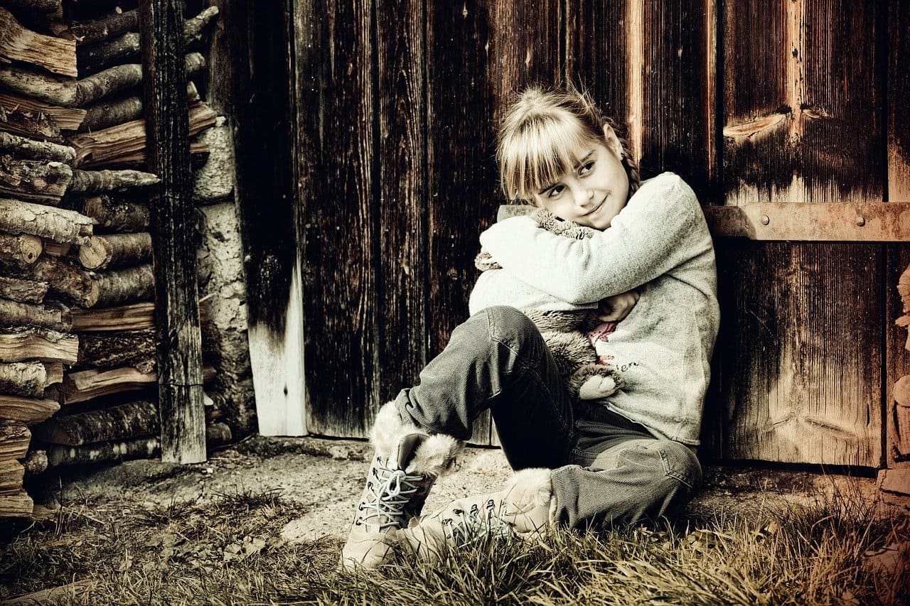 Maedchen-Teddy-Kuscheltier-Umarmung-Kuscheln-Stofftiere-Stoffbaerchen-Plueschtier-Kritisches-Netzwerk-Knuddeln-Empfindungen-Kleinkinder-Wahrnehmung-Puppen